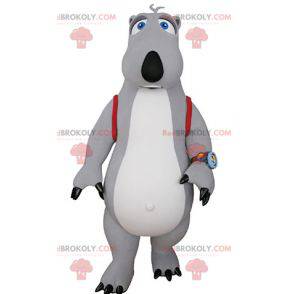 Mascote urso cinza e branco com uma mochila escolar -