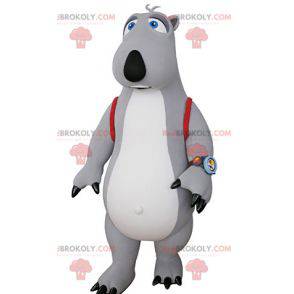 Mascote urso cinza e branco com uma mochila escolar -