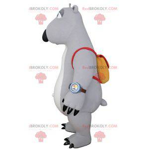 Mascote urso cinza e branco com uma mochila escolar -