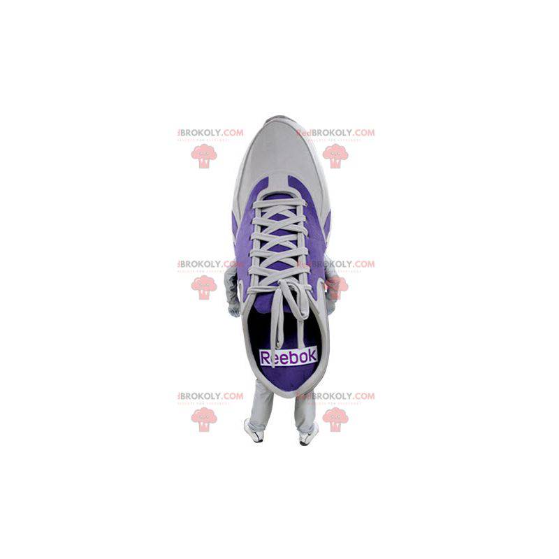 Mascota de zapato morado y blanco. Mascota de baloncesto -