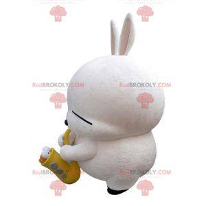 Grote witte konijn mascotte met een saxofoon - Redbrokoly.com