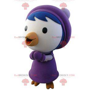 Blaues und weißes Vogelmaskottchen im Winteroutfit -