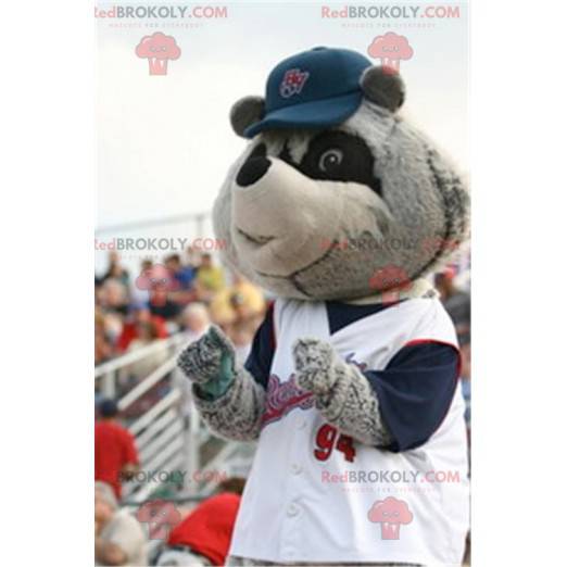 Mascota de mapache gris y negro en ropa deportiva -