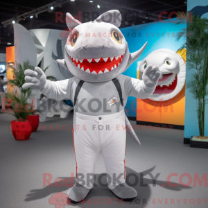 Maskotka Grey Shark jest...
