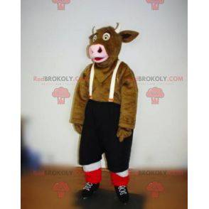 Mascota de la vaca marrón con pantalones cortos de tirantes -