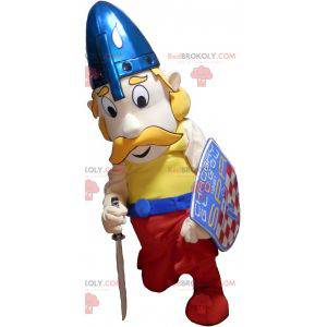 Mascota vikinga rubia bigotuda con un casco y un escudo -