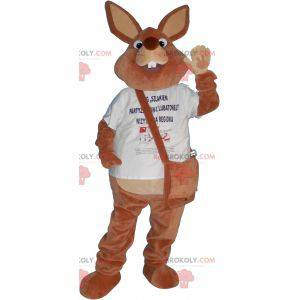 Riesiges braunes Kaninchenmaskottchen mit einer Tasche -