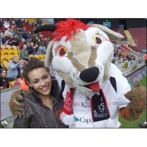 Mascote cachorro branco bege e vermelho em roupas esportivas -