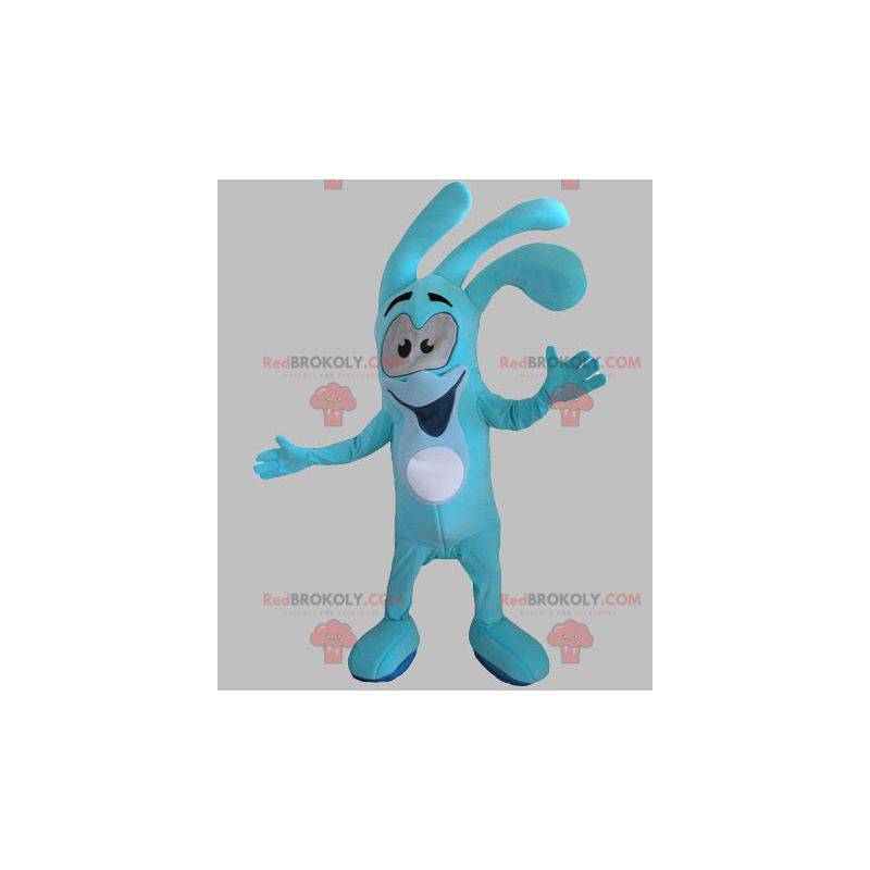 Glimlachende blauwe sneeuwmanmascotte. Blauw konijn mascotte -