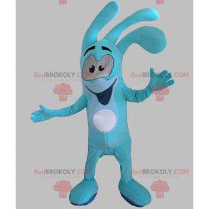 Glimlachende blauwe sneeuwmanmascotte. Blauw konijn mascotte -