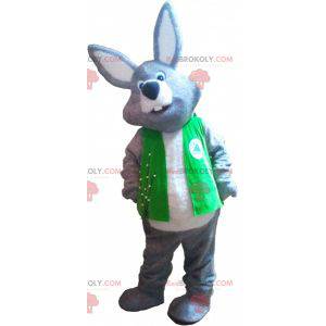 Mascote coelho gigante cinza e branco vestindo um colete -