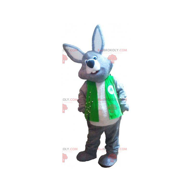 Mascotte de lapin géant gris et blanc portant un gilet -