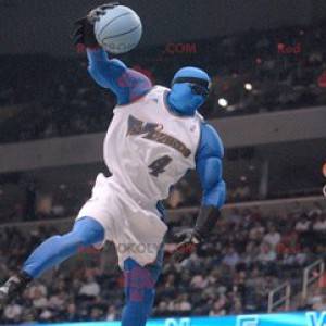 Maskotka niebieski mężczyzna w stroju do koszykówki -