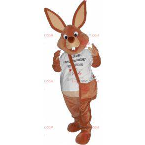 Braunes Kaninchenmaskottchen mit einer Tasche - Redbrokoly.com