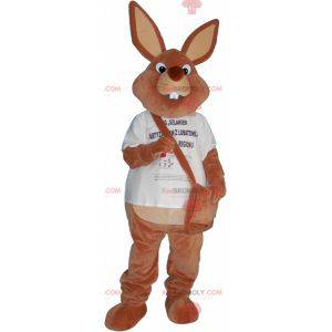 Braunes Kaninchenmaskottchen mit einer Tasche - Redbrokoly.com