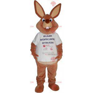 Grande mascotte coniglio marrone in una maglietta -