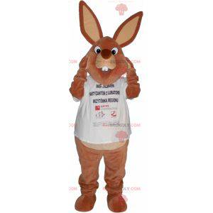 Mascota de conejo marrón grande en una camiseta - Redbrokoly.com