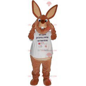 Grande mascotte coniglio marrone in una maglietta -