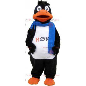 Czarna kaczka maskotka ubrana w niebieski szalik -
