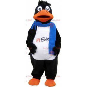 Czarna kaczka maskotka ubrana w niebieski szalik -