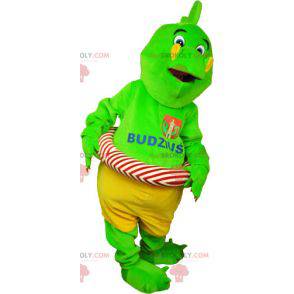 Mascota dinosaurio verde llamativo en pantalones cortos con una