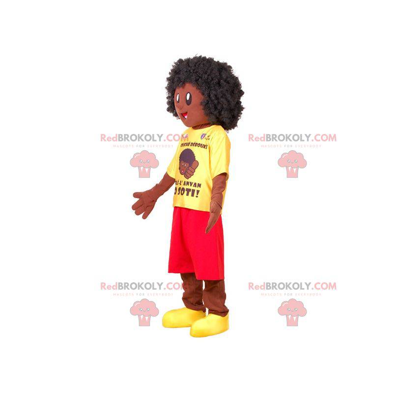 Afrikaanse jongen mascotte met een gele en rode outfit -