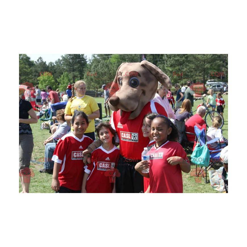Brun hundmaskot i röd sportkläder - Redbrokoly.com Brun hundmaskot i röd sportkläder - Redbrokoly.com