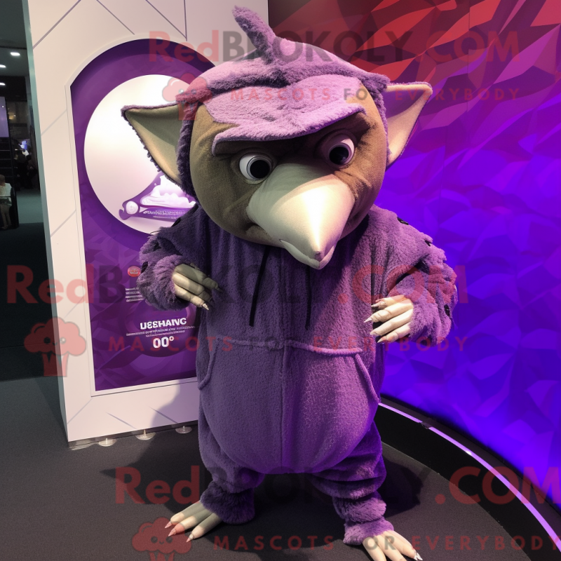 Fantasia de mascote de Tatu roxo com moletom com capuz e brincos - Mascotes de tatu - REBROKO_223171 - RedBrokoly.com
