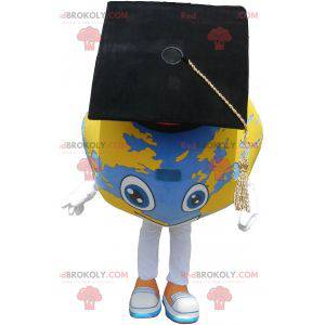 Mascote gigante do planeta Terra com chapéu de pós-graduação -
