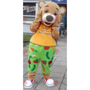 3 beige beer mascottes gekleed in kleurrijke outfit -