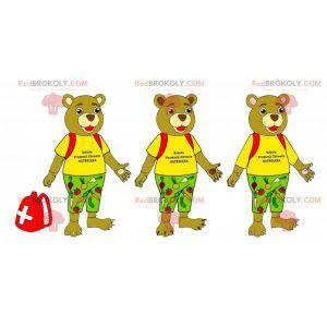 3 maskoti béžového medvěda oblečeni v barevném oblečení -