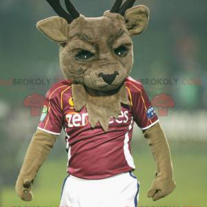 Mascota de ciervo marrón con grandes astas en ropa deportiva -