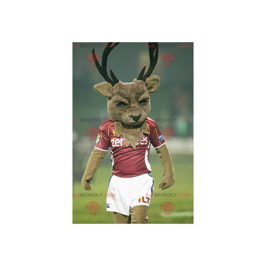 Mascota de ciervo marrón con grandes astas en ropa deportiva -