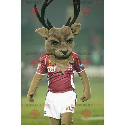 Brązowa maskotka jelenia z dużymi rogami w odzieży sportowej -