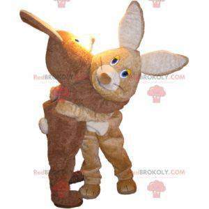 2 mascotes coelhos, um marrom e um bege - Redbrokoly.com