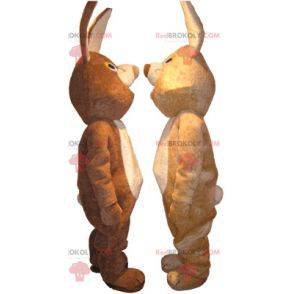 2 mascotes coelhos, um marrom e um bege - Redbrokoly.com