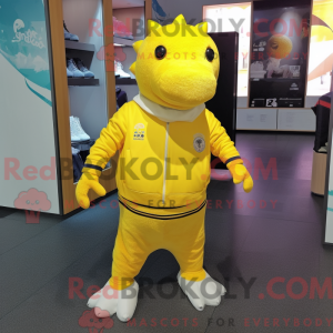 Žlutá postava maskota...