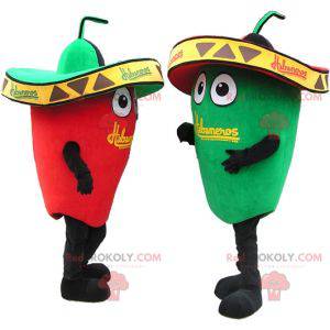 2 mascotas un pimiento verde y un pimiento rojo con sombreros -