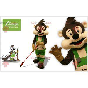 Mascotte de raton laveur marron et beige avec un balai -