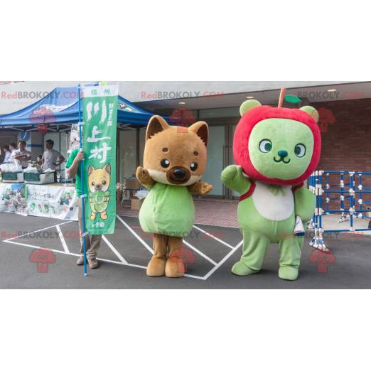 2 mascottes un renard marron et un ours vert avec une pomme -