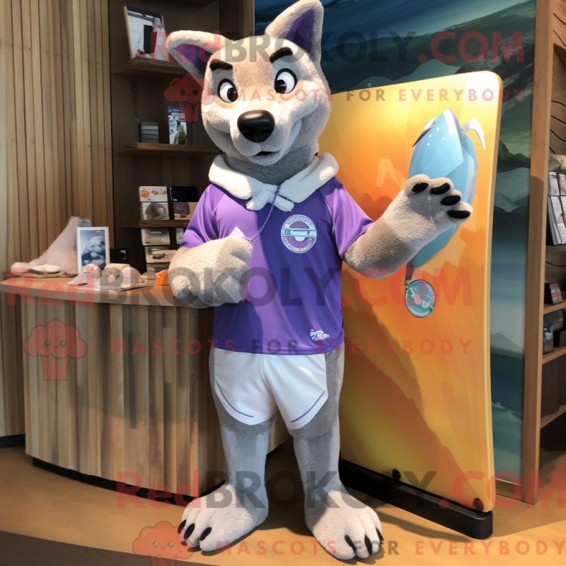 Fantasia de mascote Dingo lavanda com bermuda e pulseiras - Mascotes Dingo - REBROKO_225408 - RedBrokoly.com