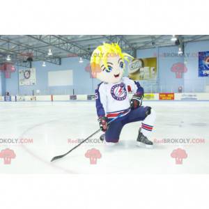 Blond chłopiec maskotka z niebieskimi oczami w hokejowym biegu