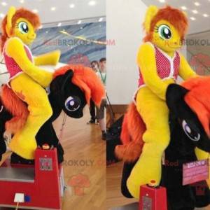 Mascota pony amarillo y rojo con ojos azules - Redbrokoly.com