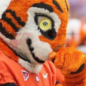Mascotte de tigre orange noir et blanc en tenue de sport -
