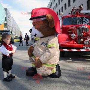 Mascota de oso de peluche marrón grande en uniforme de bombero