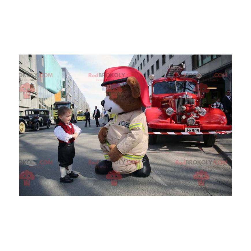 Mascote grande urso de pelúcia marrom com uniforme de bombeiro