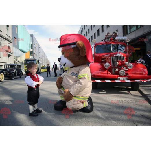 Mascote grande urso de pelúcia marrom com uniforme de bombeiro