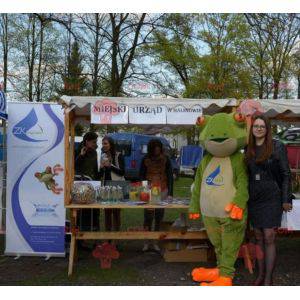 Velmi realistický bílý a oranžově zelený žabí maskot -