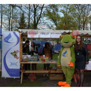 Velmi realistický bílý a oranžově zelený žabí maskot -