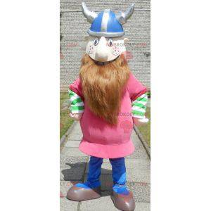Vousatý maskot Vikingů, oblečený do růžova s přilbou -
